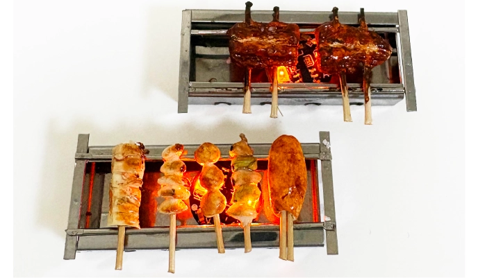 金属製グリルの焼き鳥炭火焼に見える電気付き