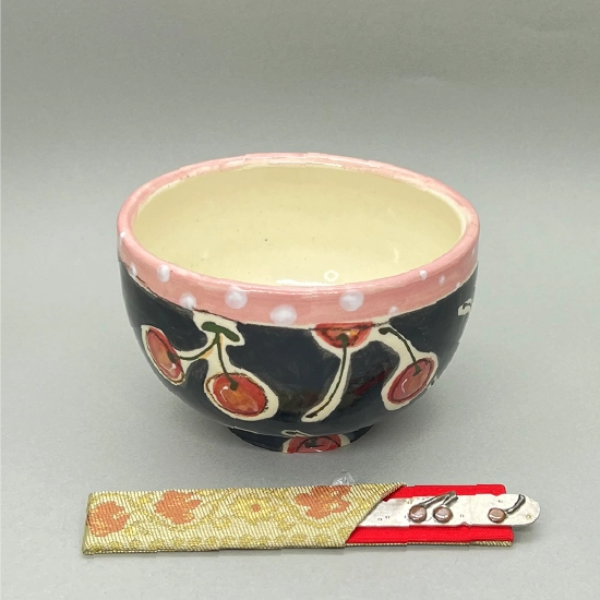 「加賀象嵌 希らら」 さくらんぼのお抹茶セット
								（KATURA 小抹茶碗：直径10×高さ7cm、
							   加賀象嵌菓子切り楊枝：長さ10×幅1cm）
							   19,800円［現品限り］