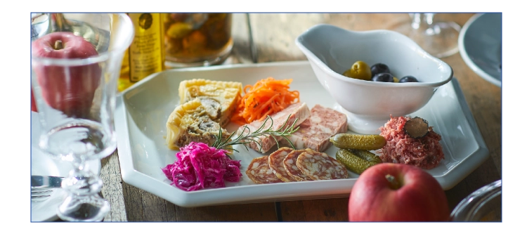 ワインとおつまみを囲んでアペロの時間