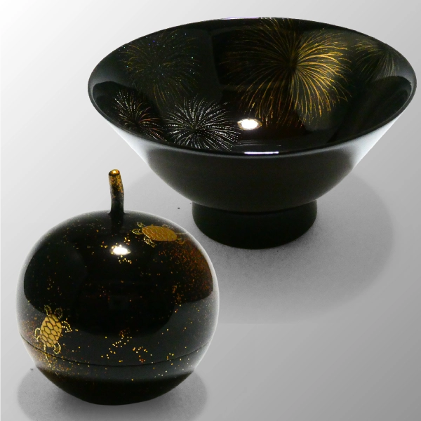 丸香合 蓮池紋蒔絵（直径6.2×高さ7㎝）端反椀 花火蒔絵（直径14.5×高さ7.7㎝）