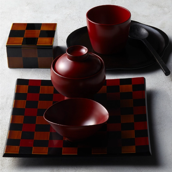 市松⼆彩盛器（縦24×横24×高さ2㎝）欅ひねり小鉢（幅11×奥行9.5×高さ5㎝）など