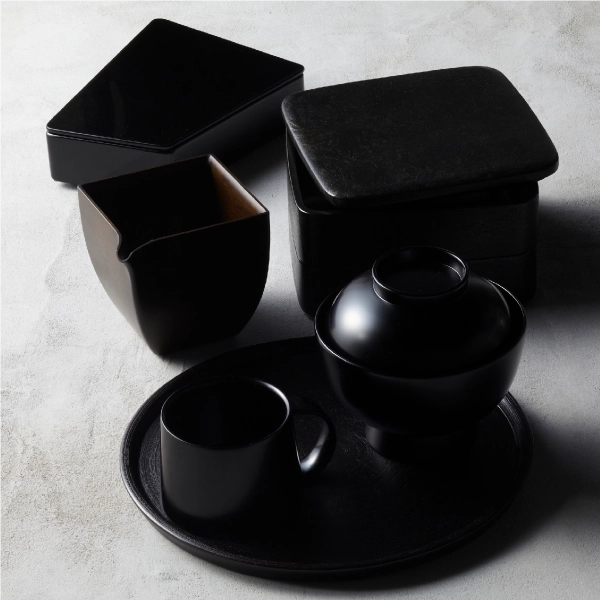 和紙張銀彩漆の重ね箱（幅16.9×奥行16.9×高さ14.3㎝）蓋付き大椀・黒（直径12.4×高さ12㎝）など