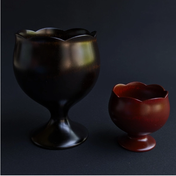 左・脚付き花デザートカップ（拭き漆、直径7.4×高さ10.5㎝）右・脚付き花ぐいのみ（拭き漆、直径6×高さ5.6㎝）