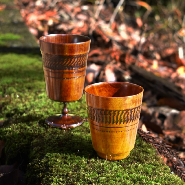 左・Kashoku -wine cup- （直径7×高さ12㎝）右・Kashoku -cup- （直径7×高さ8.3㎝）