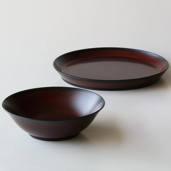 左・溜塗中鉢（直径16.5×高さ5.2㎝）右・溜塗縁高大皿 （直径22.5×高さ2.5㎝）
