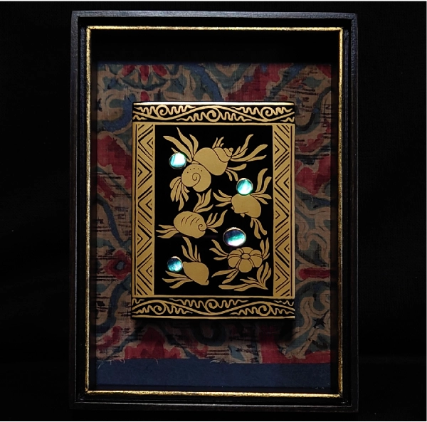 蒔絵額「貝尽し」平蒔絵（金・青貝、縦14.4×横10.4×奥行2.3㎝）