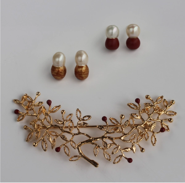 上・twins earrings（各縦1.4×横0.7㎝、パールの個体差あり）下・minori brooch spread gold（縦3.4×横7.7㎝）