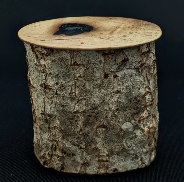 漆木茶器（縦3.9×横6.3×高さ7㎝）