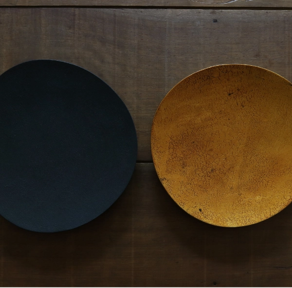 渡慶次愛 丸葉皿 黒、丸葉皿 金（各直径24.2㎝）