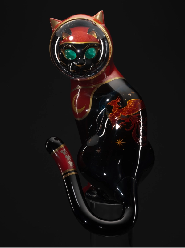 《赤漆不死鳳凰》 2026年（82×25×27cm、漆、金、銀、あわびほか）撮影：表恒匡