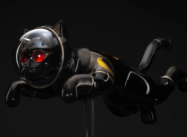 《黒漆星界浮遊猫》 2026年（58.5×25×65cm、漆、銀、金、あわびほか）撮影：表恒匡