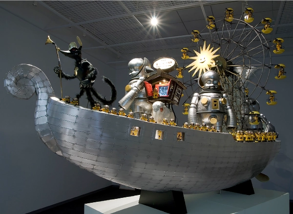 《ラッキードラゴン構想模型》（※展示はLUCA the Landing バージョン）2009-2025年（185×110×290cm、アルミニウム、鉄、真鍮ほか）
