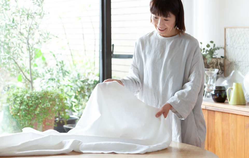 白いクロスを敷くだけで、気持ちがすっと引き締まるよう。